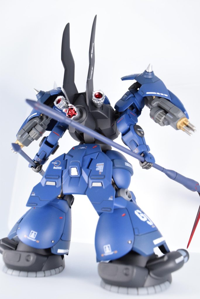 二槍流になったので、干渉しないように背部はあっさり。ブースターしか追加していません。背中の飾り？の代わりにパーツは用意したのですが、肩に追加したスパイクと良く合っていると思い、そのまましようしました。