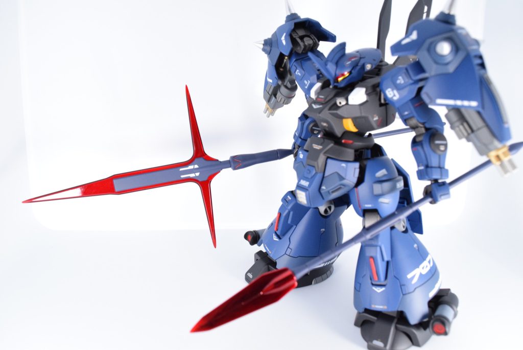 ネット上で、ディランザに対して「なんかマラサイみたい」的なコメを見かけ、それを模するつもりでした。ですが子供の頃初めて缶で艶消しして、おもっくそカブって白化したドムトローペンを発見。供養のつもりで下腿を使用させてもらいました。シルエットを見て、いけるやん！ってなったので、ホバーを活かした戦闘スタイルの機体として作成しました。