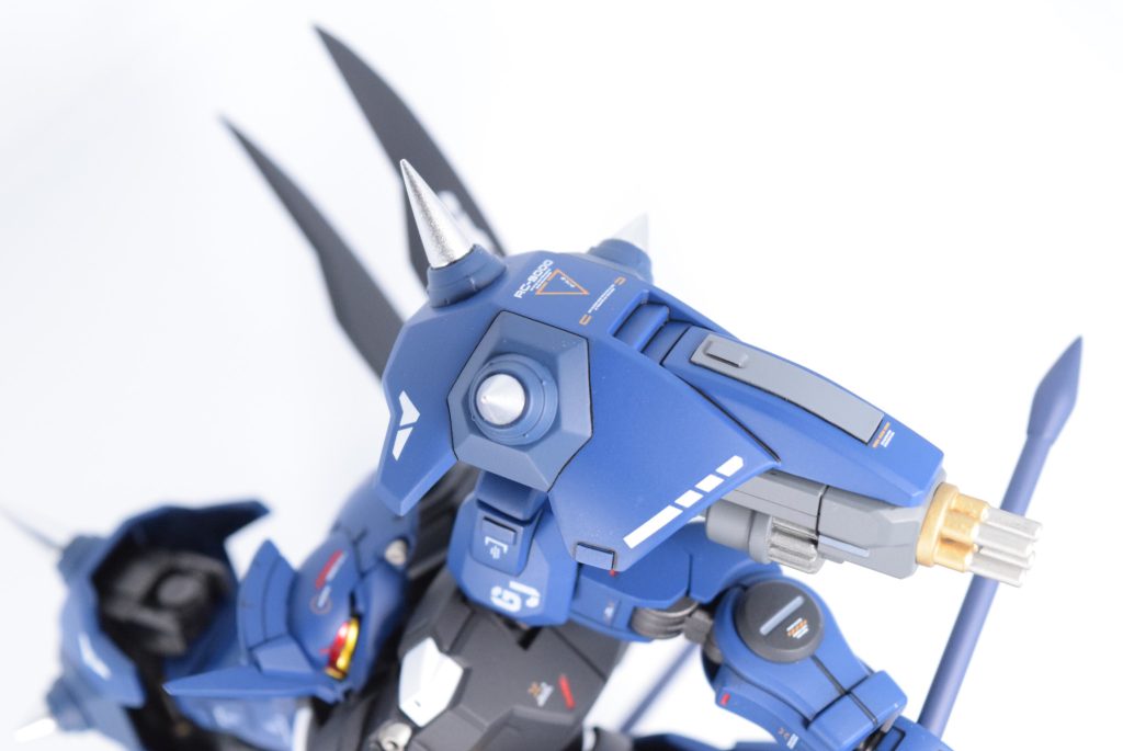 二槍になったことでライフルが持てないので、肩部バインダーにガトリングを追加しました。頭部にもバルカンを追加。接近までの牽制に使用します。ホバーの高速移動からのタックルも想定し、スパイクも追加しました。