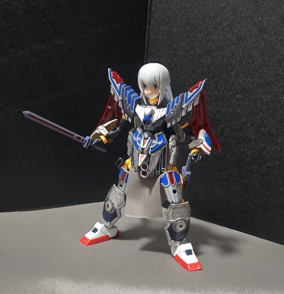 兜は脱着可能にしています。※兜を身につけられる髪型はこのロングヘアーかティアーシャちゃんのようなショートヘアータイプに限られます。