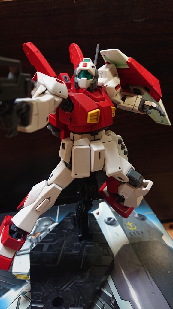 解説文④:本機の装備固定武装はネモから頭部バルカンとビーム・サーベル2基を引き継ぎつつ、新たにハンド・グレネード3基を装備する。携行武装はBR-S85-C2ビーム・ライフルかそのジムⅢ向け改修型やジェガン系列の装備する3点バースト機能を備えたBR-S85-C2の改良型、UC0090年代中期より用いられる汎用バズーカ、ジェガン用シールドが多くみられるが、それ以外の装備も多用された。上の写真はBR-S85-C2の改良型とジェガン用シールドを装備する本機だ。設定文終了です。