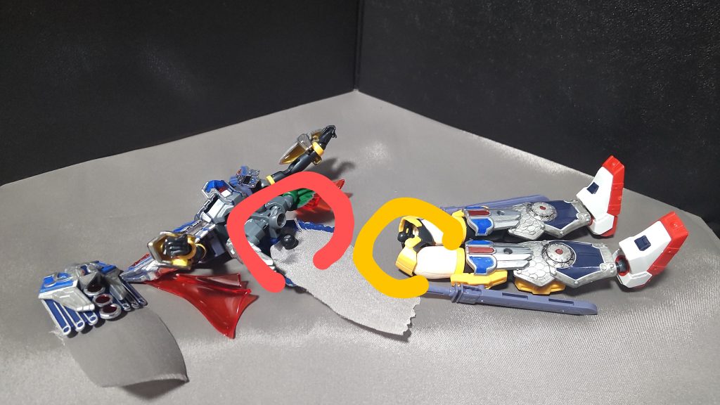 SDの胴体と股下はボールジョイント接続出来るようにさせてます。これなら、お互い元の姿に戻せます。※この方法なら上半身を別のSDガンダムと交換するだけで今回のような作品を作り出すことができますね。