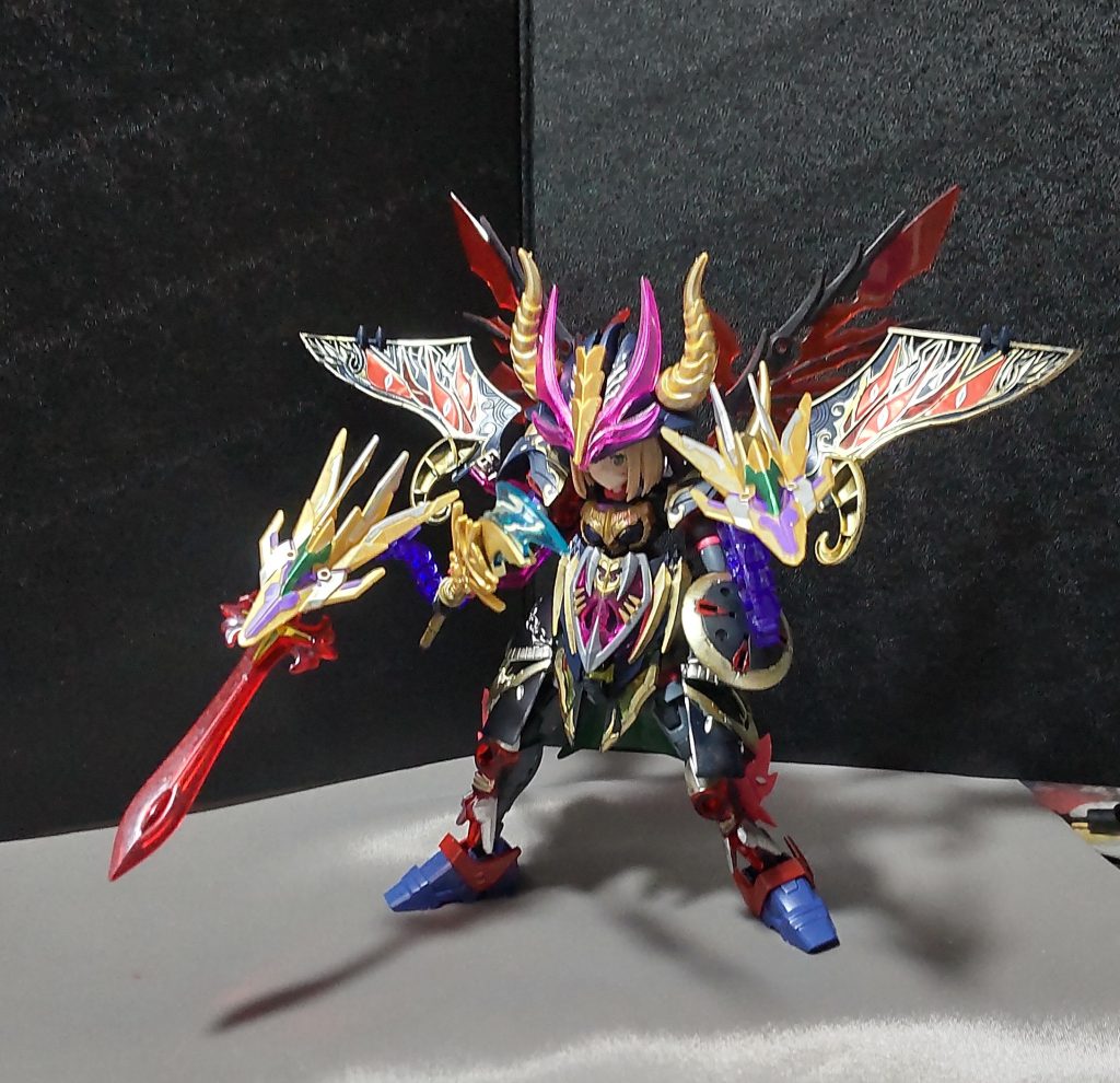 両肩に付けたドラゴンテールは要所要所で可動するので、ポージングには困りません。