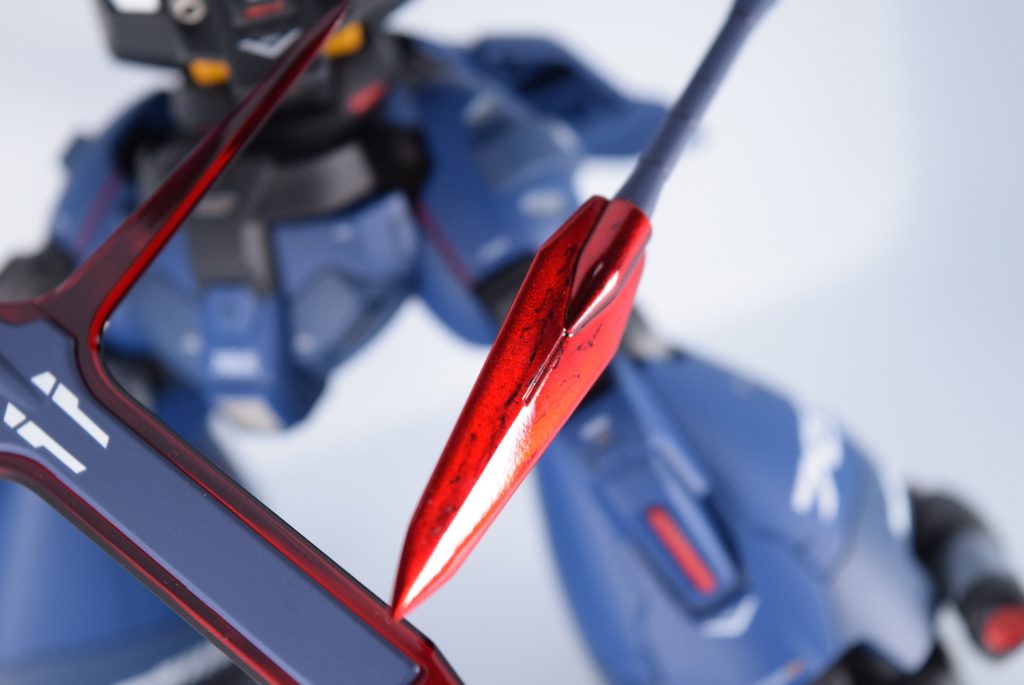 右のビームランスは従来通りですが、左の槍はファラクトのガンビットのように、スタン効果を持った物になっています。直接破壊はできませんが、質量兵器以外は避けるほかないという特徴を活かし、二槍を振り受けるか、避けるかを相手に迫り混乱を狙います。ちょっと特別感出す為、黒い模様も入れていますが、わかり難いですねorz。