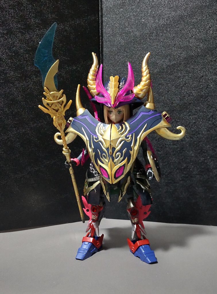 マント装着状態（閉）この閉じた状態とフロントアーマーで、何かの生き物のような感じに見えますね。