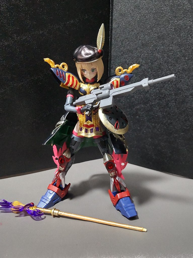 知り合いからこういうベレー帽タイプなら銃が一番でしょうという意見がありましたが、たしかにそうかもしれませんね。羽根付き帽子はハンターや狩人によくある装備だからかも。