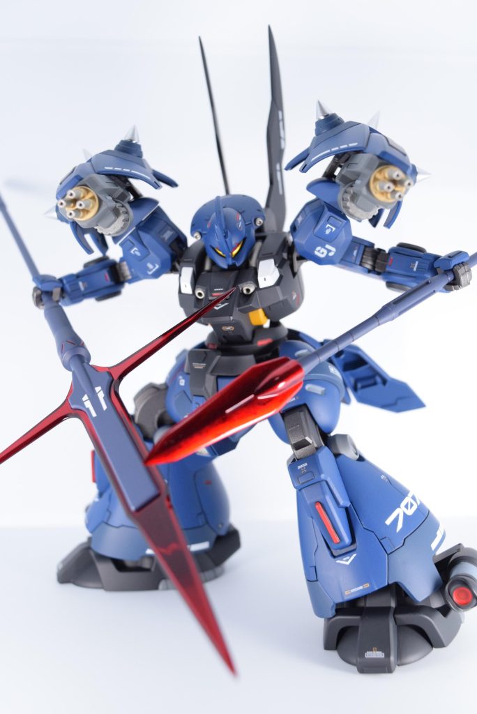 こんな感じでバルカン、ガトリングで牽制しながら高速接近。サーベルが微妙に届かない距離から撹乱しネチネチ削って離脱、接近を繰り返す、ヒットアンドアウェイスタイルです。