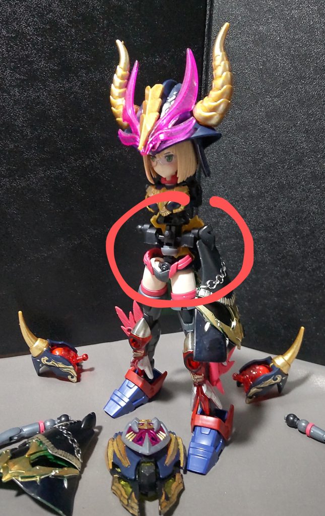 腰部の接続部にサイドアーマー取付用のパーツを付け、そこにサイドアーマーを取り付けます。中央にはフロントアーマーを取り付けます。※ちなみに女騎士もこれと同じような作り方になってます。