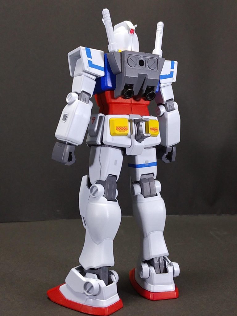HGUCとはいえ初期のキットなので頭部や腕、脚、アンクルガードに合わせ目ができるので合わせ目消しを行いました。塗装は下地→タミヤ アルミシルバー白→MSホワイト武器、バーニアノズル→MSファントムグレー以下はガンダムマーカー赤→ガンダムレッド黄色→ガンダムイエロー青→ガンダムブルー関節、シールド裏→ガンダムグレー肩、右モモのライン→ガンダムライトブルーデカール貼り付け後にガンダムマーカーつや消しクリアを仕上げに吹き付けています。ツインアイやセンサーは付属のシールを使っています。ツインアイは黄色い部分だけを切り取り貼り付けています。