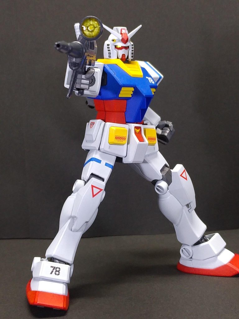 ・ビームライフル合わせ目消し後、MSファントムグレーで塗装。センサー部分をシルバー→クリアイエローの順で塗装後UVレジンを盛っています。