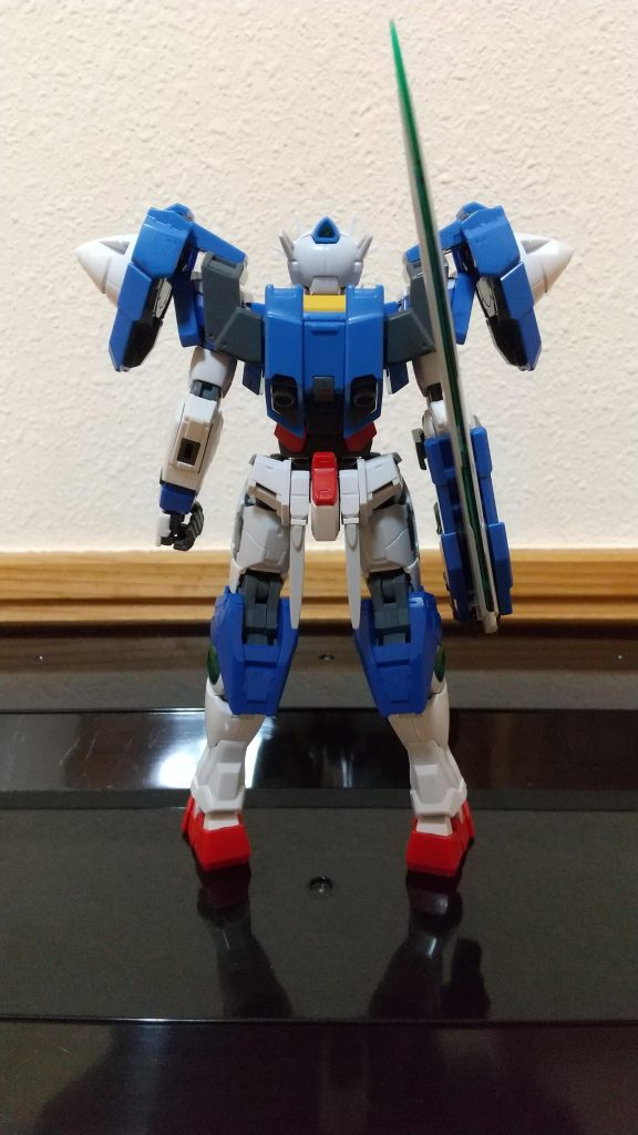 腰部背面にはビームソードを改良した「GNビームソードビット」を備え、手持ち武器として使用するだけでなく、ビットとして遠隔操作が可能となり、ビームダガーとして敵機に投了しても、自動で戻ってくる。