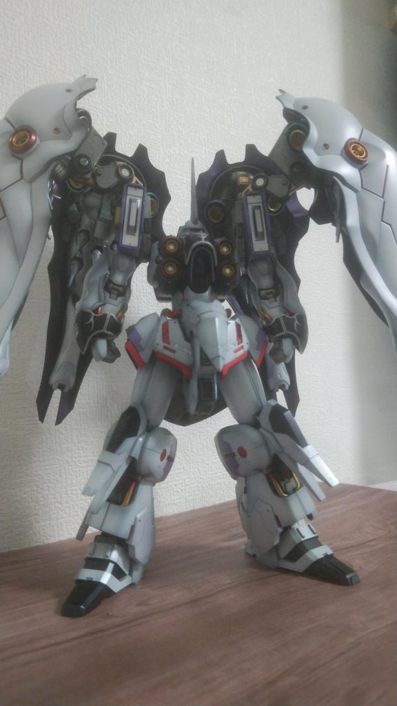 カラーは騎士らしく白を基調に紫に変更 ずんぐりした体型を納得するまで改修して、マリーダさんのスマートなプロポーションをイメージ クシャトリヤはずんぐりがいいんだ!という方ごめんなさい