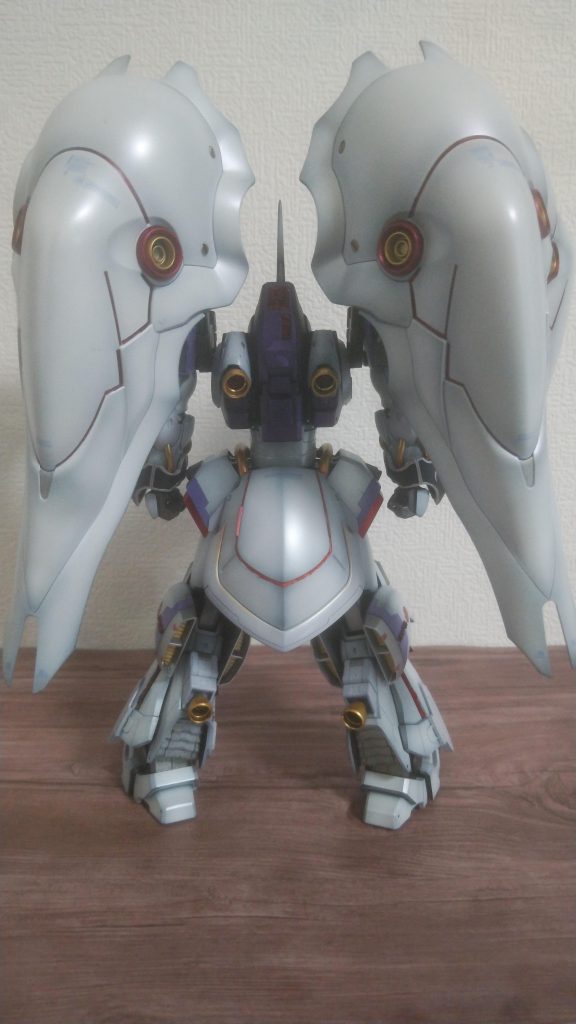 指し色はゴールドとクリアレッドで 各部位から見えるレッドはサイコフレームを表現しました