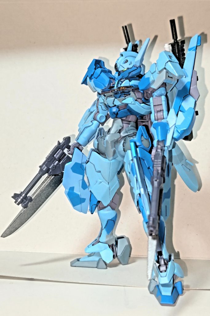 手持ち武装はAC4のシュープリスの武器をオマージュして刺突も出来る中~近距離の突撃型ライフル。