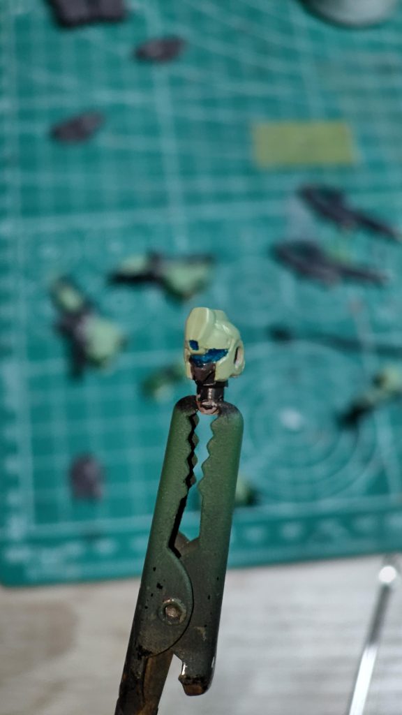塗装時の写真。頭部は塗り分けが細かく苦労しました。1度バルカンポッドを紛失。ゴミ箱の底からサルベージに成功しましたが、見つからなかったら多分お蔵入りになってたかも。