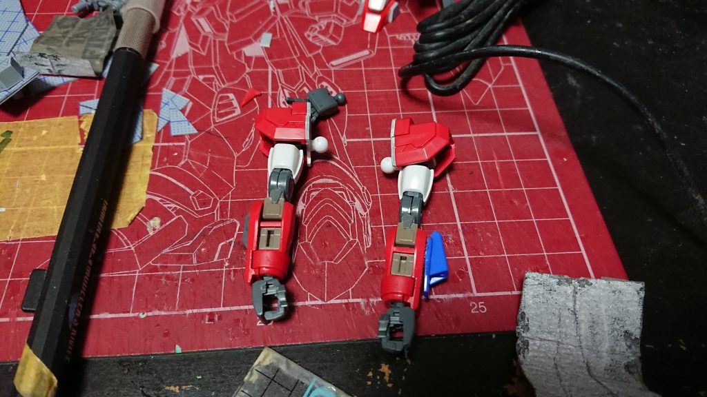 腕部分はダブルオーのものとアストレアものをニコイチさせてますそのため腕は最近のものと遜色ないくらい(ほぼ180°)動かせます