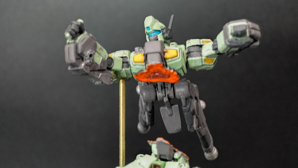 上半身アップ&あのシーン風左腕はポーズを変更。右手に持っていたバズーカは切り離し、グリップをそのままビームサーベルっぽい形状に整えてます。バックパックも角度が固定だったため、ピンを切除し改修しています。