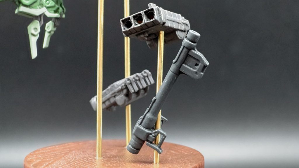 パージした武装は本体と一緒に漂う感じで配置。ミサイルの弾頭部分はドリルで開口、バズーカのグリップはプラ板の切れ端で作り補修しました。串刺しのミサイルランチャーと違いバズーカは真鍮線に瞬着でそのままくっつけています。