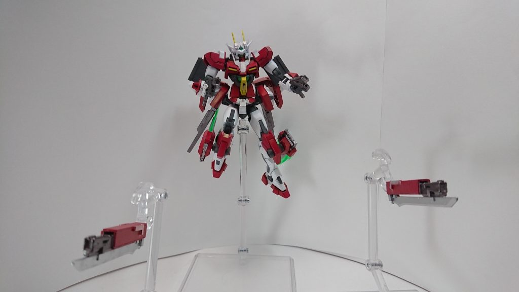 GNガンブレードの先端はガンビットになっていて遠隔武装として使用できますまた、ガンビット射出時には手持ち側のGNガンブレードはガンモードⅡ(ピストル)とブレードモードⅡ(ビームサーベル)になります(写真はガンモードⅡ)