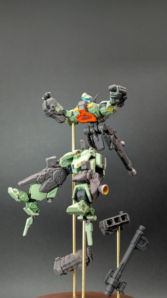 煽りで一枚写真だと伝わりにくいですが、被弾箇所は艶消し後に塗装したため光沢が残っており、質感に差が出るよう工夫をしました。