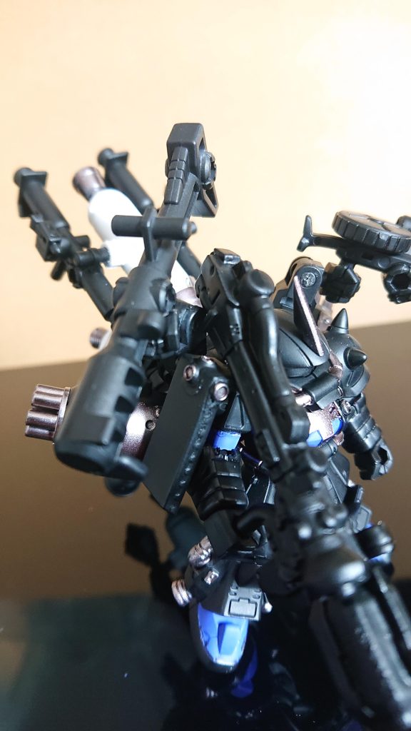 サイコザクっぽくするため、体と肩シールドにモールドを張り付けました。