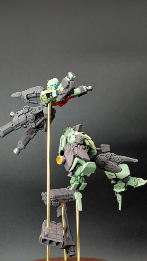 それぞれ別角度から機体の情報量の多さに加えて胴体を切断された絵面のインパクトが目を引く良い感じの出来になったのではないでしょうか?