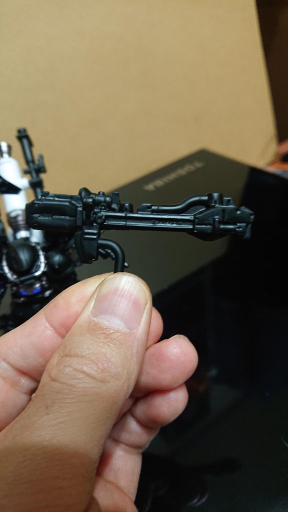 ビームバズーカのみコンバージのドムから。そのままでは持てないので持ち手部分を切り取ってランナーの端っこを利用。