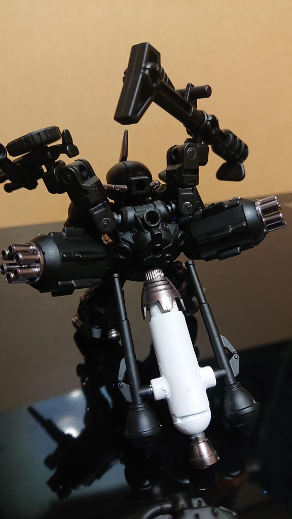 アンサンブルギラドーガ用の武器セットからバックパックを利用し、バーニア部分に穴を開けてプロペラントタンクを装備。