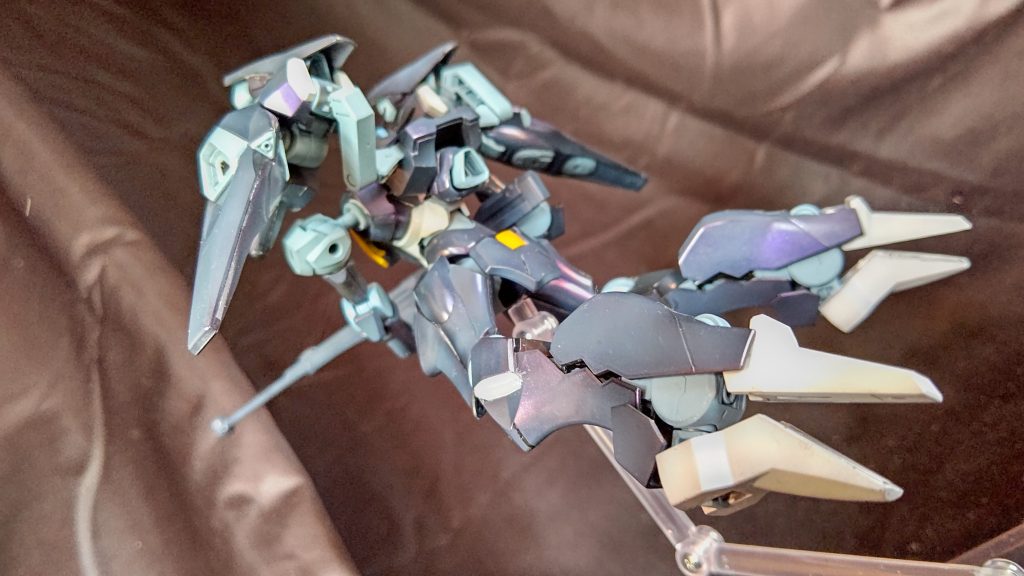 装甲は黒サフ→G.プリズムブルーブラック→M.アメジストパープル→G.エヴァダークグレー→薄くM.アメジストパープル ……だった気がします。エヴァダークグレーがミソです。