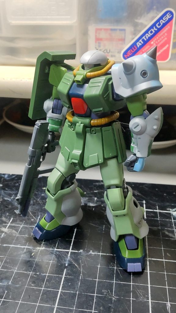 制作工程です。腕は旧キットのFZ、脚はF2、肩はグフカスタム、マシンガンはリックドムⅡと贅沢に使ってます。これが統合整備計画ですか。