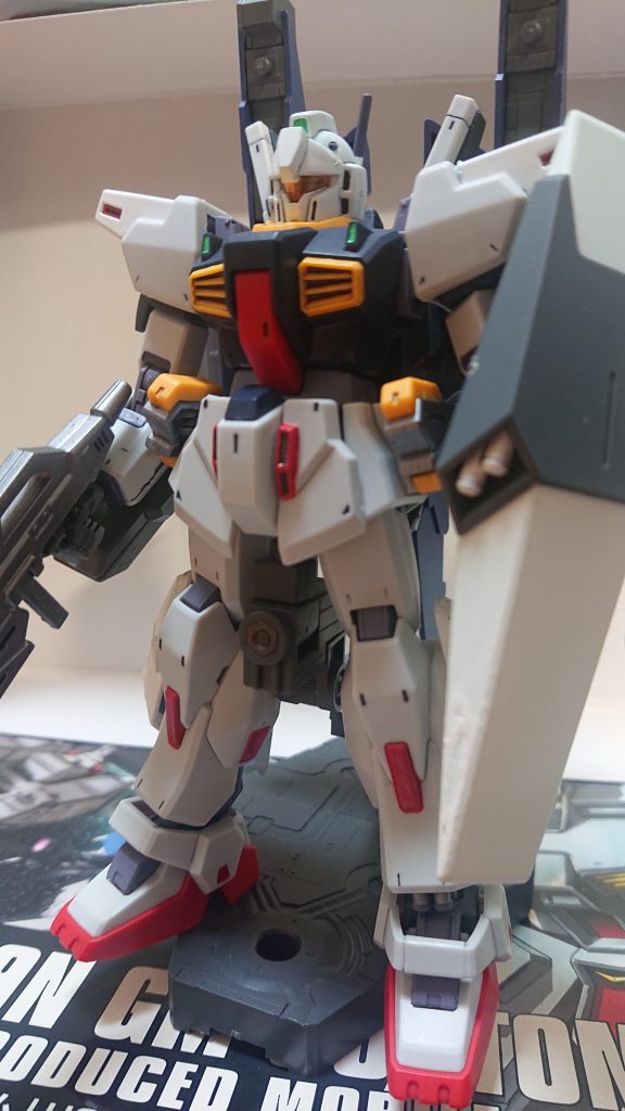 解説文⑤:夏野エミについてモガディシュ作戦後、マスコミや民衆からの避難を多く浴びた事で一時期精神を病んでいた。彼女はグリプス戦役時にコロニー内戦闘の際、自分のミスが原因で民間人、特に子供に多大な死傷者を出した事も蒸し返されたからだ。また、妹は病気を煩いその治療費の負担ものし掛かっており限界に近かった。そして見かねたMS戦隊司令が事情を聞き、自分の責任もあると妹と共に匿ってくれる事になった。以後は精神や数々の出来事で失っていた人間らしさを回復する事になった。そしてパイロットとしてもさらに安定、本機を駆り更なる活躍をする事となる…設定文終了です。