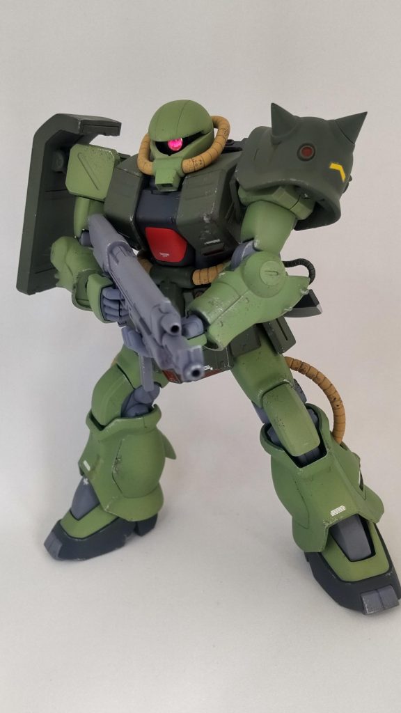 MMP-80を構えて。これまたキットの物は大き過ぎるのでリックドムⅡから拝借しています。