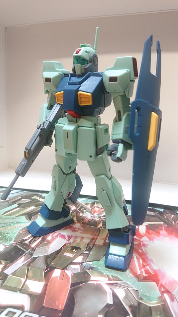 昔は「ジム・ライフルとシールドしか無いのか…これなら普通のかデザートカラーを買うか」で敬遠してたけど、今はこのネモが1番好きですね。