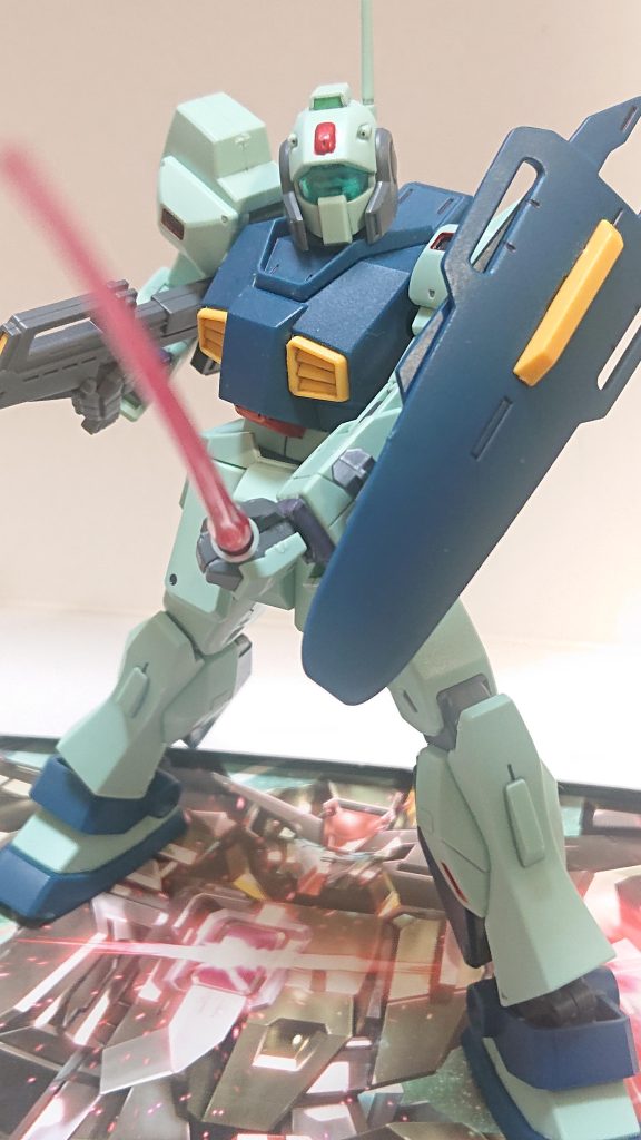 ビーム・サーベルを抜刀(日本語として正しいのか微妙?)。シールドの伸縮はこういう時便利ですよね。