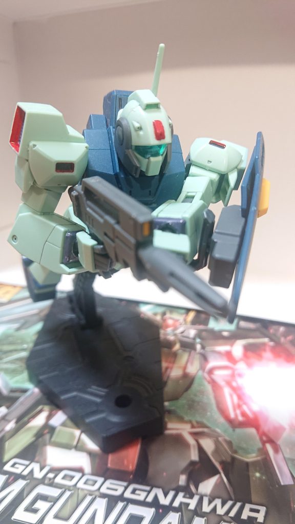 ネモって何故かビーム・ライフルを両手で構えながら前進するイメージが強いんですよね…