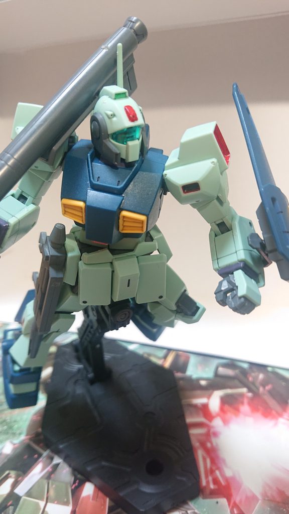 ジェガンD型やジムⅡの持ってたバズーカを装備させました。そのままだとグリップの凸が干渉するのでそこを削って持たせてます。あと説明書には記載無しですけど、ビーム・ライフルを腰に付けられるので付けてます。ゼータプラスのビーム・ライフルもテールバインダーに付けられるのに記載無かったり、この2012〜2014のガンプラってこういう隠し機能が多い…?