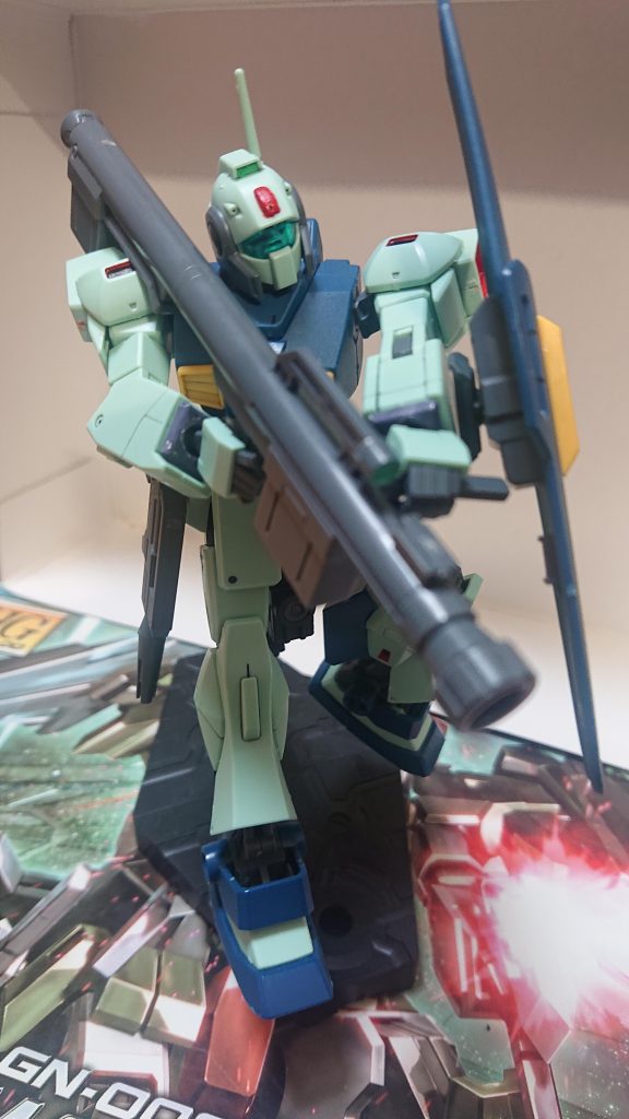 両手で構えるこの写真、個人的にかなり好きなものです。