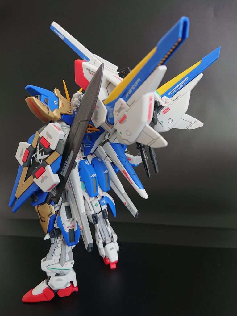 V2のヴェスバーが好きではなかったので、以前投稿したVF-92から移植。コアファイターのノーズ部分をスタビライザーとしてつけてみました。エクシアのように手をフリーのまま使える近接武器を。