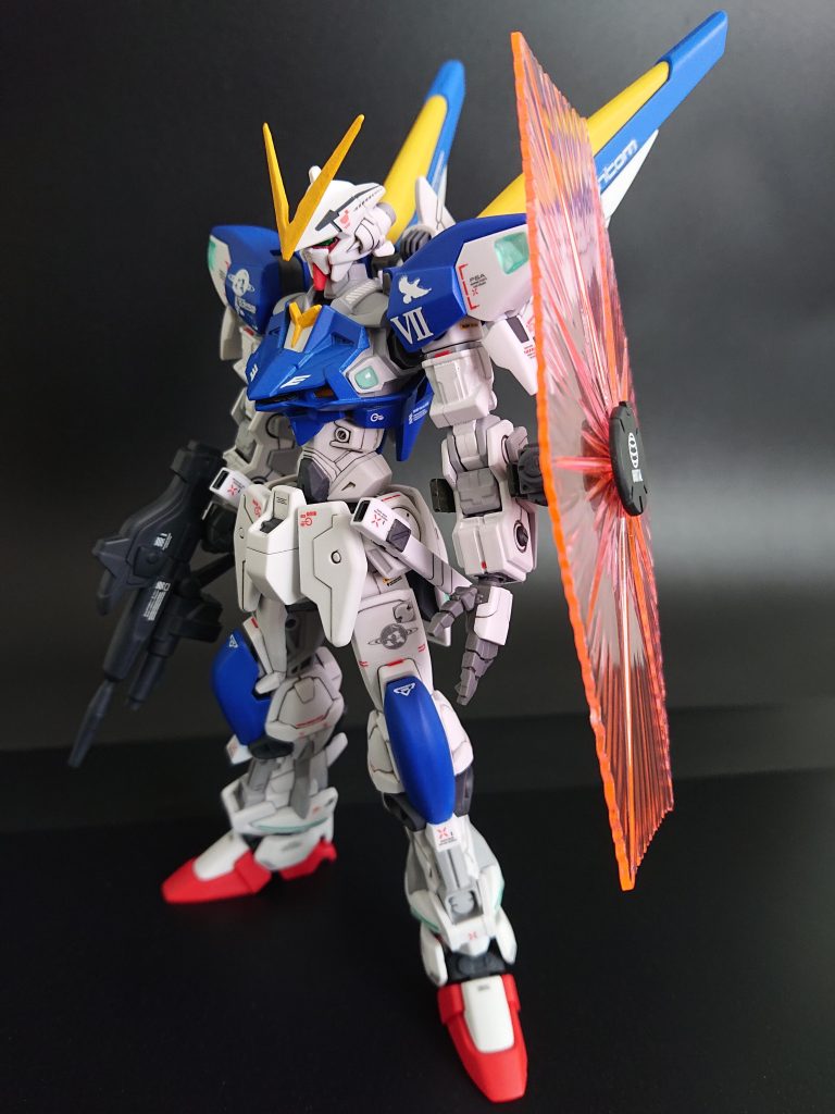 素V2。本体色のブルーのみ塗装。強化パーツなどのブルーは成型色。ホワイトも、アストレイレッドフレームのみ白塗装。他ホワイトは成型色。胸部と腹部はアストレイダブルリベイクです。