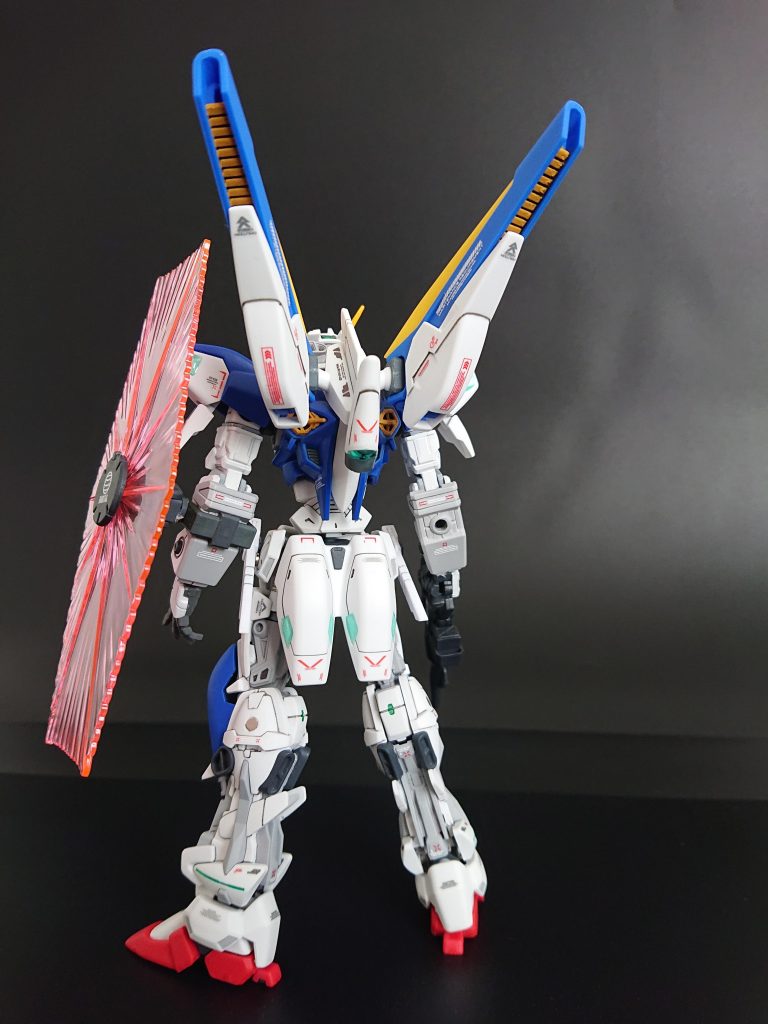 肩、胸、リアスカートの窪みにエメラルドグリーンのレジン流しました。