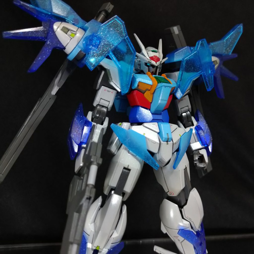 塗装面での工程として、白いパーツにはスジボリなどの加工をし、表面処理をしてサーフェイサーその後白を乗せ、最後にクリスタルカラーでパールコートのようにしてます。なので写真で見るより実物はキラっキラです。