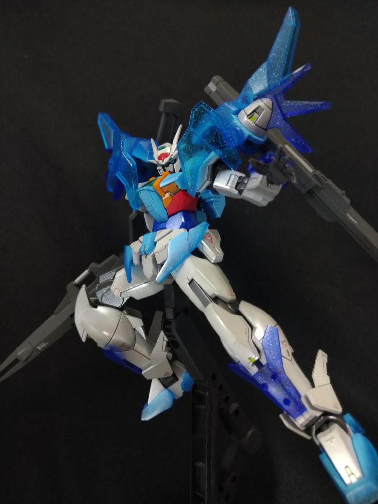 胴体部と接続されているフロントアーマーやスリッパは、スカイブルーでグラデーションを付けるように塗装してます。これにより、パーツごとの親和性を高めています。