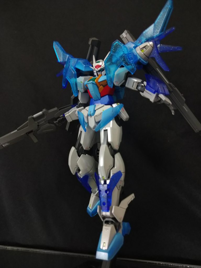 この機体は名前通り、飛んでるようなビジュアルと相性が良いですね！胴体部以外の外装パーツ等は、クリア成型を活かすべくパールコートのみにしてます。また、表面処理もしっかりと行い、パーツにエッジを出しています。