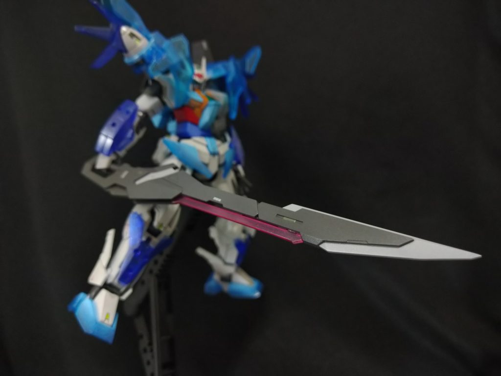 武器兵装の類は、パールコートをした後、つや消しスムースを吹くことで独特の質感にしてます。塗り分け等は完全に好みで適当にやってます。