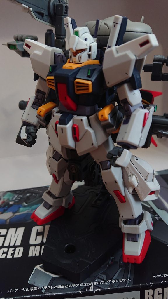 今回の機体の改造点はブロック4にガトリング・ポッドを付けた機体をベースにエシュロンH2を着けました。そしてエシュロンH2は①Ez-SRのバックパックを加工したパワードアームズパワーダーの接続パーツを用いてバックパックに装着②Ez-SRのバックパックのスラスターをエールストライカーのものに変更③シャドウファントム用レドーム接続パーツの3ミリ穴を貫通させ、そこにダイバーエースユニットの接続パーツやパワードアームズパワーダーのジョイントを着けてEz-SRシャドウファントム用シールドセンサーや肩パーツ、武装、シールド用マウントを取り付ける④レールガンはライトニングガンダムとライトニングバックウェポンシステムMk-Ⅱのもの(所謂ライトニングガンダムフルバーニアンのビーム・ライフル)、ウィンチ・キャノンはヘイズル・アウスラの実戦配備カラーのものに同キットの余剰のパーツを使い真っ黒のものにするといったものです。直接戦闘能力では714部隊配備機やBWS-DNには劣りますが、索敵や電子戦能力などをメインとしてるので問題はない…ですかね…?あと相変わらず新規撮影が少ない…そして714のMS戦隊司令のエイレン・ユーリ大佐の設定についても大方書いてみました。追記、ジム・カスタムMk-Ⅱのバリエーションも大方投稿完了です。あとでそれ以外をざっくりまとめるのはしたいのと、新しいバリエーションができたら投稿します以下おまけ