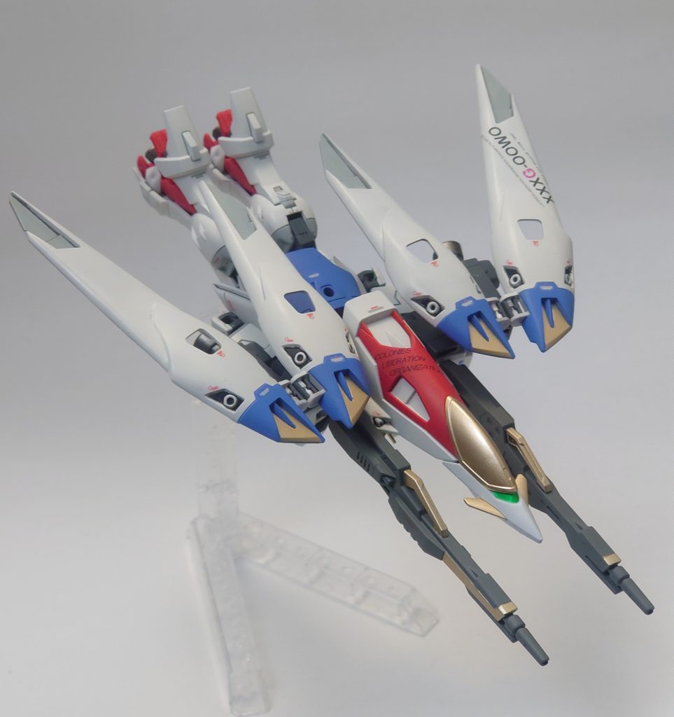 ネオバード形態、いわゆる寝そべり変形ですが、悪くないフォルムですね。足の変形が妙に凝っているので、HGACではここだけパーツ組み換えになっています。