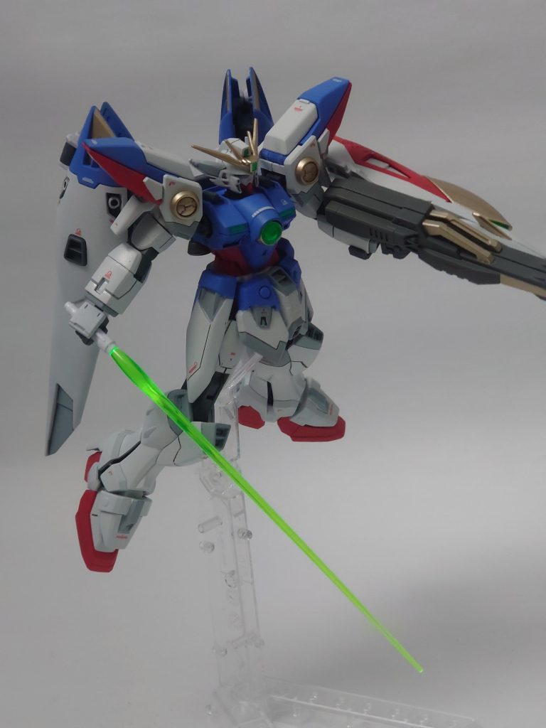 ビームサーベル取り出しギミックは無いものの、マシンキャノンはカバーを外せば出て来ます。回転するんだっけ？このカバー？