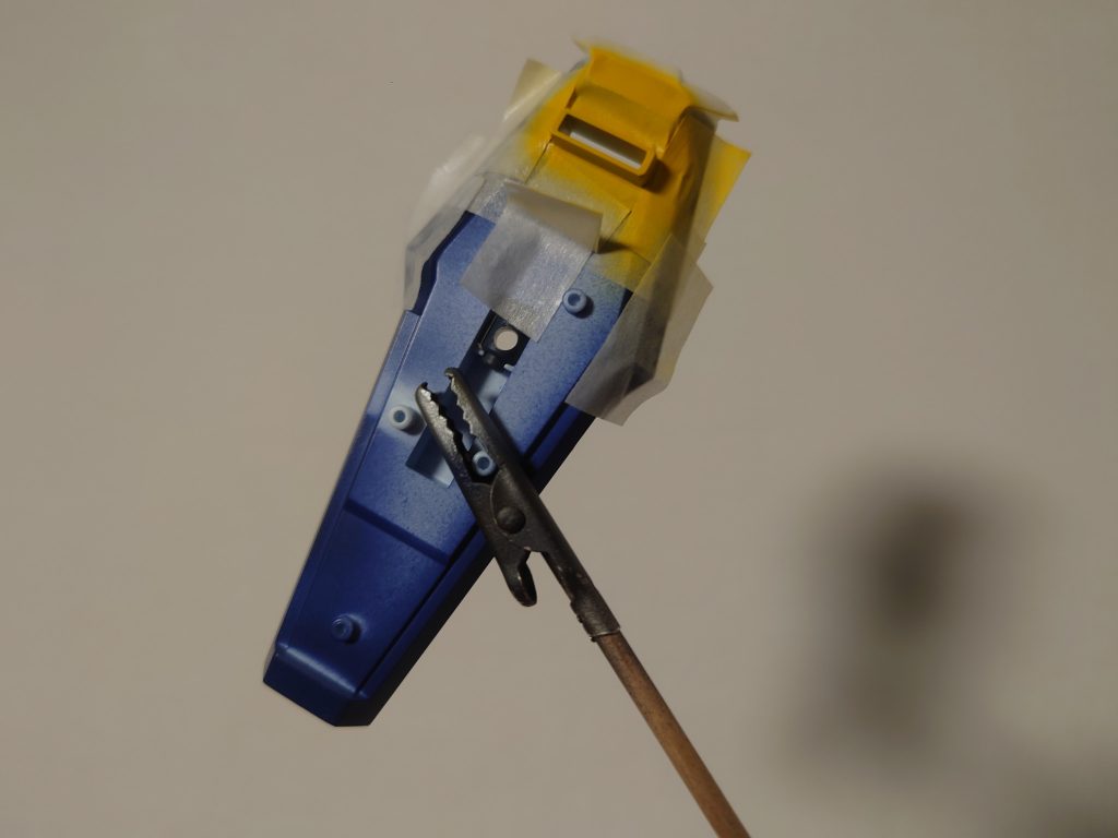 シールド塗り分け作業これ以外にも多数マスキングで塗り分けを行いましたが、一箇所だけ盛大にミスしており、修正に手間取ったので、今後はマスキング技術を磨くぞ、と固く誓いました。