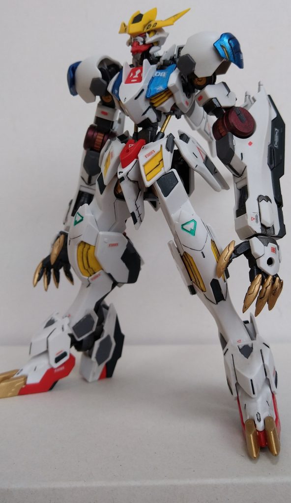 私の中のガンダムフレーム改造定期は、胴体の延長。３mmほど延長し、シリンダーを１．５ｍｍの真鍮線に置き換えています。色はそのまま金属色です。各部を細かく色分けし、精密感を上げています。ツインアイはメタリックレッドとしています。