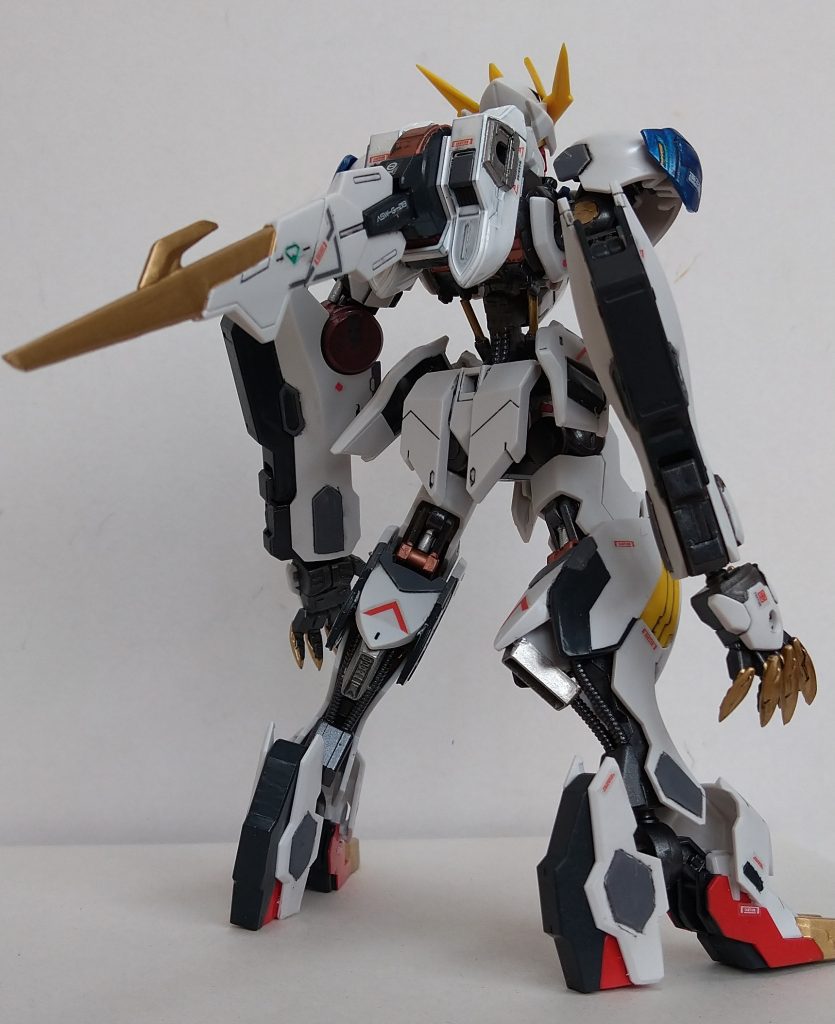 背面。劇中ではふくらはぎの裏からバーニア炎が見えるので、スラスターパーツを増設。